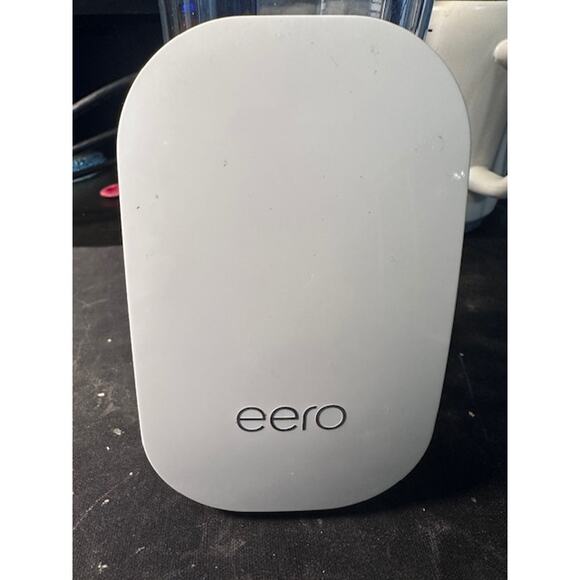 Eero Plug-In WiFi Range Extender Model D010001 – - Picture 3 of 3